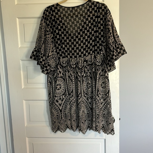 Akemi + Kin Black and White Patterned Tunic Top - Picture 4 of 4